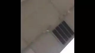 الكلبة الشقراء تلتصق بقضيب أسود كبير أسفل حلقها القذر وتقوم بتدليك زيت كبير