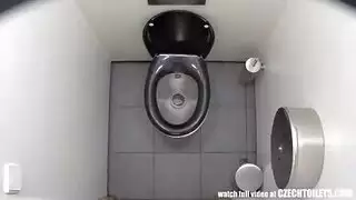 تصوير فتاة تبول و كسها يظهر مع اجمل طيز ابيض