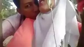 ثنائي مغربي ساخن يتبادل القبلات الرطبة والمغازلة الحسية