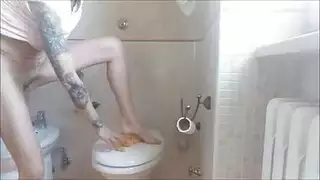 يصور امه وابوه سرا