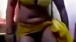 راقصة عراقية بالبكيني تقدم عرضًا صريحًا في غرفة نومها