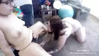 حرامي جامح بين فتاتين: جماع عميق وإيلاج مزدوج