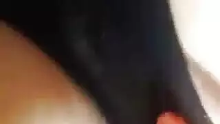 عذراء عربية ذات أثداء ناعمة وكبيرة تمارس العادة السرية في السرير