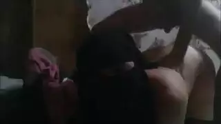 فتحة شرج الفتاة المحجوبة تضرب بقوة بقضيب الجار السميك