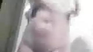 يصور بالكميرا