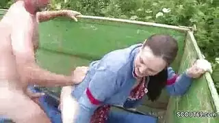 زيارة ميلف ألمانية للمزرعة تتحول إلى جماع إباحي قاسي في الخارج