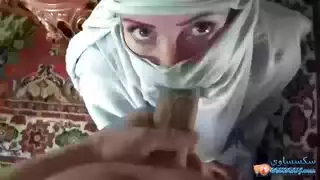 فتاة محجبة تمص زب صديقها الصلب بفمها