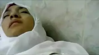 عربية محجبة تأخذ جماعًا قاسيًا وتلعب بحلمتيها