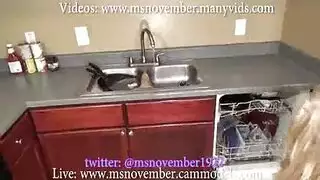 لصة مؤخرة ممتلئة تحصل على فتحاتها ممتلئة بقوة في فان التوصيل