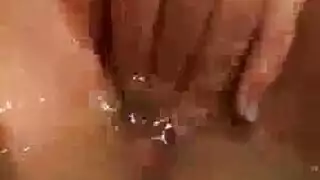 عرض كاميرا للبالغين: حمام كاسي الخنثى وتدليك اليد بالأساور