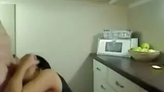 وجبة سريعة ساخنة في المطبخ: فعل شرجي واقف