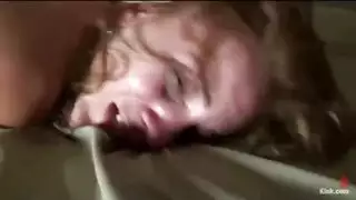 أختان تشاركان قضيبًا في خيال جماعي صريح