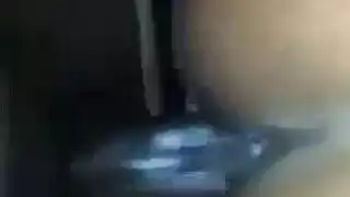عاهرة سمراء ذات شعر مجعد تخدم قضيبين صلبين في مشهد اختراق مزدوج إكس إكس إكس