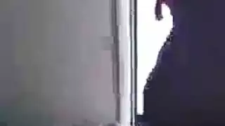 هؤلاء العاهات تحصل حفرهم على ملء وفرك حتى تندي