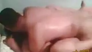 جنس فموي عربي حار: شرموطة تأخذ قضيبًا كبيرًا في حلقها