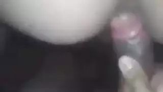 فتاة مثيرة تُلمس على طاولة المساج مشهد إباحي كامل