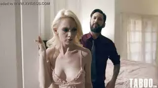 شقراء فاتنة تثير بابتسامتها ثم تتعرى تماماً