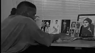 لعبة ديلدو زجاجي: ينزلق بالأنابيب على طول عضوه