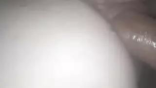 علاقة ثلاثية شرجية مع ممتلئات: فتحات متسعة وإنهاء بالقذف الداخلي