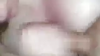 شقيقة شقراء تأخذ قضيبين في الشرج والمهبل