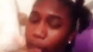 الشاب الصغير يستمتع بأن يكون فوق وتحت