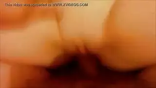 جنس هاوٍ خام: جماع على الأريكة مع أنات قذف عالية