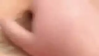 طالب شاب يأخذ قضيبًا صلبًا في الفصل الدراسي