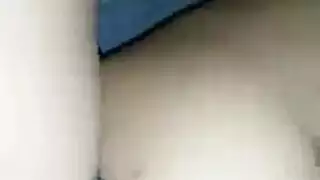 امرأة ناضجة تحت تأثير المخدرات تمارس الجنس مع شاب حي