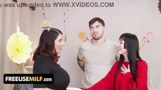 تفاجئ زوجة الأب ابنها غير الشرعي بعلاقة جنسية ثلاثية صريحة لأجل إباحية عيد الشكر