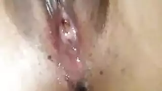 فتاة مصرية في مشهد فردي صريح: تمارس الجنس مع نفسها حتى النشوة