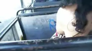 خيال جنسي في مقعد الحافلة: استمناء وفرك على راكبة مثيرة