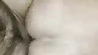 رجل أصلع يضرب مهبلين شابين في مشهد إباحي