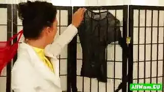 إباحية في المطر الغزير: أم تُدكّ في العمل