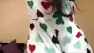 فتاة خليجية مثيرة تقدم عرضًا صريحًا على الكاميرا مع إظهار ثدييها الكبيرين