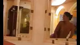 إباحية عالمية: حارسات أجنبيات في جنس جماعي