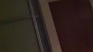 الفتاة الشقراء العاهرة تأخذ جنس فم عنيف في مشهد صارم