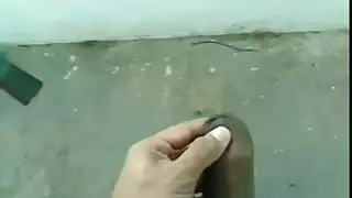 شاب مثير يمارس العادة السرية وينثر سائله على الرصيف بحضور مشاهدين