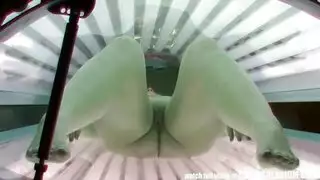 فتاة مراهقة تتباهى بثديها الطبيعي الكبير ومؤخرتها